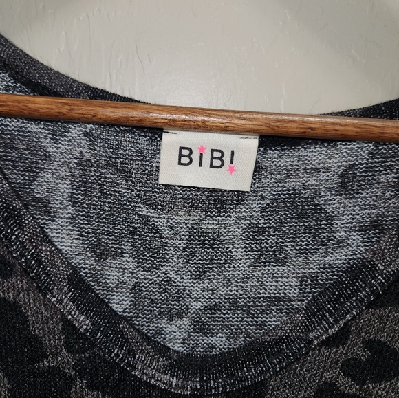 Womens leopard print top with biting lips 💋 - Picture 2 of 5